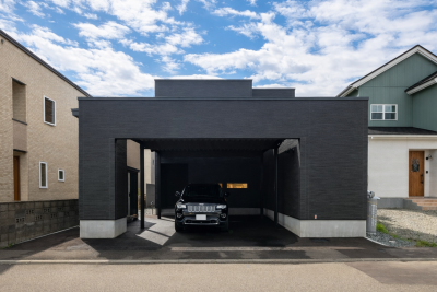 陰影を纏う洗練された大人の住まい